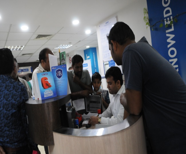 यस बैंक में अफरातफरी का माहौल, ग्राहकों में बेचैनी Jamshedpur News The atmosphere of chaos in